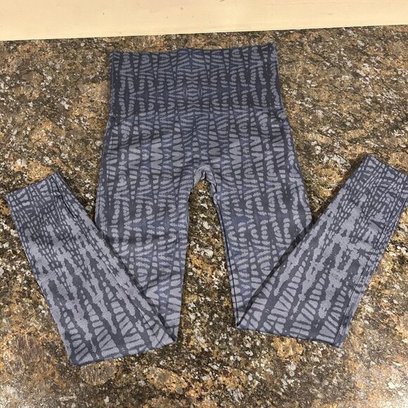 Spanx Look at Me Now Seamless Cropped Leggings Small - Picture 2 of 6